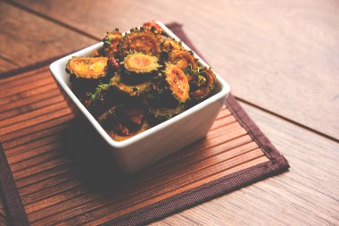 Pişmiş acı kavun/kabak veya Karela Sabzi bir kasede servis. Bilimsel bu sağlıklı sebze Momordica charantia adıdır. seçici odak