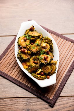 Pişmiş acı kavun/kabak veya Karela Sabzi bir kasede servis. Bilimsel bu sağlıklı sebze Momordica charantia adıdır. seçici odak