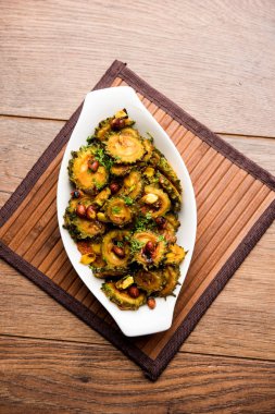 Pişmiş acı kavun/kabak veya Karela Sabzi bir kasede servis. Bilimsel bu sağlıklı sebze Momordica charantia adıdır. seçici odak