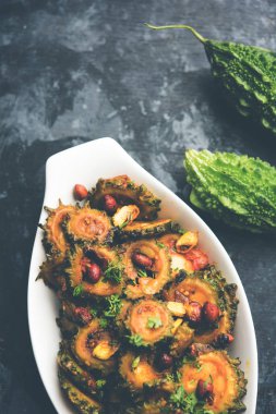 Pişmiş acı kavun/kabak veya Karela Sabzi bir kasede servis. Bilimsel bu sağlıklı sebze Momordica charantia adıdır. seçici odak