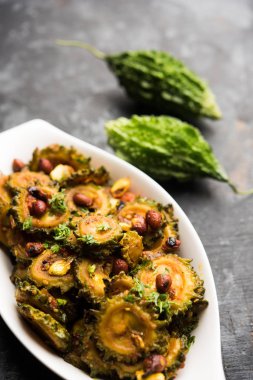 Pişmiş acı kavun/kabak veya Karela Sabzi bir kasede servis. Bilimsel bu sağlıklı sebze Momordica charantia adıdır. seçici odak