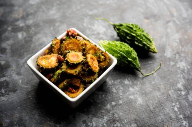 Pişmiş acı kavun/kabak veya Karela Sabzi bir kasede servis. Bilimsel bu sağlıklı sebze Momordica charantia adıdır. seçici odak