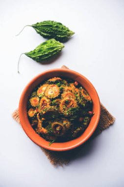 Pişmiş acı kavun/kabak veya Karela Sabzi bir kasede servis. Bilimsel bu sağlıklı sebze Momordica charantia adıdır. seçici odak