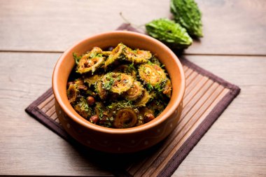 Pişmiş acı kavun/kabak veya Karela Sabzi bir kasede servis. Bilimsel bu sağlıklı sebze Momordica charantia adıdır. seçici odak