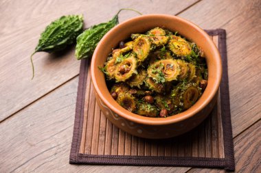 Pişmiş acı kavun/kabak veya Karela Sabzi bir kasede servis. Bilimsel bu sağlıklı sebze Momordica charantia adıdır. seçici odak