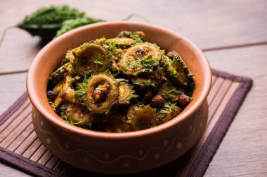 Pişmiş acı kavun/kabak veya Karela Sabzi bir kasede servis. Bilimsel bu sağlıklı sebze Momordica charantia adıdır. seçici odak