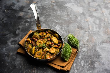 Pişmiş acı kavun/kabak veya Karela Sabzi bir kasede servis. Bilimsel bu sağlıklı sebze Momordica charantia adıdır. seçici odak