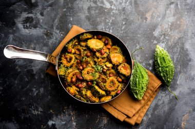 Pişmiş acı kavun/kabak veya Karela Sabzi bir kasede servis. Bilimsel bu sağlıklı sebze Momordica charantia adıdır. seçici odak