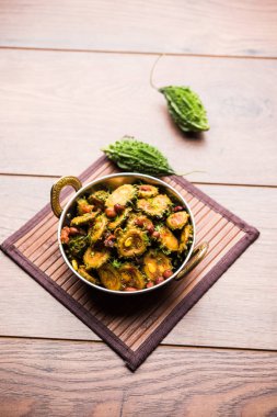 Pişmiş acı kavun/kabak veya Karela Sabzi bir kasede servis. Bilimsel bu sağlıklı sebze Momordica charantia adıdır. seçici odak