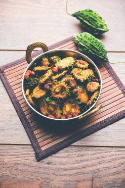 Pişmiş acı kavun/kabak veya Karela Sabzi bir kasede servis. Bilimsel bu sağlıklı sebze Momordica charantia adıdır. seçici odak