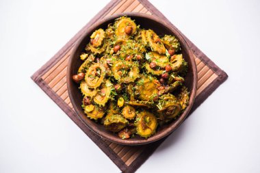 Pişmiş acı kavun/kabak veya Karela Sabzi bir kasede servis. Bilimsel bu sağlıklı sebze Momordica charantia adıdır. seçici odak