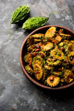 Pişmiş acı kavun/kabak veya Karela Sabzi bir kasede servis. Bilimsel bu sağlıklı sebze Momordica charantia adıdır. seçici odak