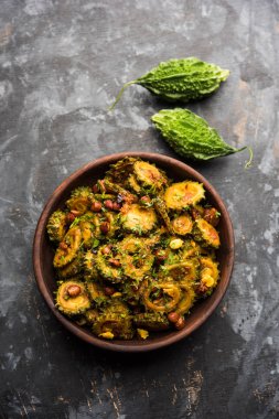 Pişmiş acı kavun/kabak veya Karela Sabzi bir kasede servis. Bilimsel bu sağlıklı sebze Momordica charantia adıdır. seçici odak