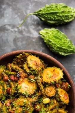 Pişmiş acı kavun/kabak veya Karela Sabzi bir kasede servis. Bilimsel bu sağlıklı sebze Momordica charantia adıdır. seçici odak