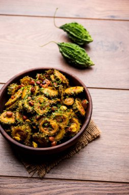 Pişmiş acı kavun/kabak veya Karela Sabzi bir kasede servis. Bilimsel bu sağlıklı sebze Momordica charantia adıdır. seçici odak