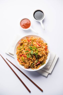 Baharatlı ve lezzetli heyecan düz Hakka noodles sosu ve sebzeler ile kızarmış Schezwan sebze erişte var. çubuklarla servis. seçici odak