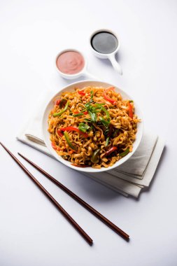 Baharatlı ve lezzetli heyecan düz Hakka noodles sosu ve sebzeler ile kızarmış Schezwan sebze erişte var. çubuklarla servis. seçici odak