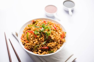 Baharatlı ve lezzetli heyecan düz Hakka noodles sosu ve sebzeler ile kızarmış Schezwan sebze erişte var. çubuklarla servis. seçici odak