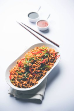 Baharatlı ve lezzetli heyecan düz Hakka noodles sosu ve sebzeler ile kızarmış Schezwan sebze erişte var. çubuklarla servis. seçici odak