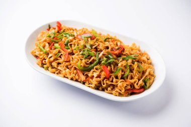 Baharatlı ve lezzetli heyecan düz Hakka noodles sosu ve sebzeler ile kızarmış Schezwan sebze erişte var. çubuklarla servis. seçici odak
