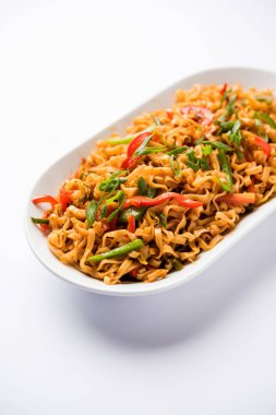 Baharatlı ve lezzetli heyecan düz Hakka noodles sosu ve sebzeler ile kızarmış Schezwan sebze erişte var. çubuklarla servis. seçici odak