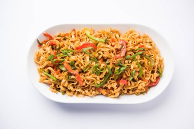 Baharatlı ve lezzetli heyecan düz Hakka noodles sosu ve sebzeler ile kızarmış Schezwan sebze erişte var. çubuklarla servis. seçici odak