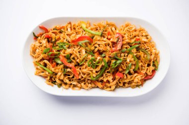 Baharatlı ve lezzetli heyecan düz Hakka noodles sosu ve sebzeler ile kızarmış Schezwan sebze erişte var. çubuklarla servis. seçici odak