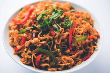 Baharatlı ve lezzetli heyecan düz Hakka noodles sosu ve sebzeler ile kızarmış Schezwan sebze erişte var. çubuklarla servis. seçici odak