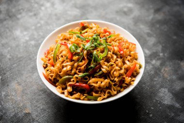 Baharatlı ve lezzetli heyecan düz Hakka noodles sosu ve sebzeler ile kızarmış Schezwan sebze erişte var. çubuklarla servis. seçici odak