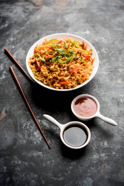 Baharatlı ve lezzetli heyecan düz Hakka noodles sosu ve sebzeler ile kızarmış Schezwan sebze erişte var. çubuklarla servis. seçici odak