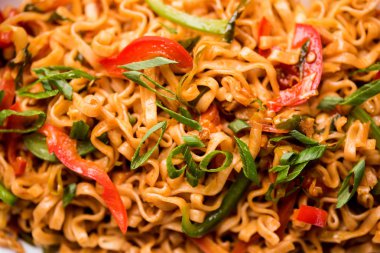 Baharatlı ve lezzetli heyecan düz Hakka noodles sosu ve sebzeler ile kızarmış Schezwan sebze erişte var. çubuklarla servis. seçici odak