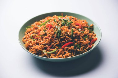 Baharatlı ve lezzetli heyecan düz Hakka noodles sosu ve sebzeler ile kızarmış Schezwan sebze erişte var. çubuklarla servis. seçici odak