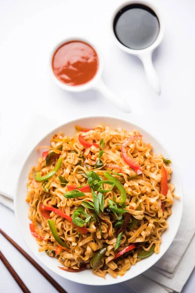 Schezwan Veg Fideos Picante Sabroso Revuelva Fideos Planos Hakka Fritos — Foto de Stock