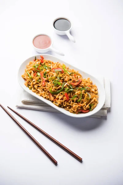 Schezwan Veg Noodles Spicy Tasty Stir Fried Flat Hakka Noodles — Stock Photo, Image