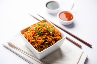 Schezwan Fried Rice Masala, bir tabak veya kase çubuklarla servis popüler bir Hint-Çin besindir. seçici odak