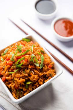 Schezwan Fried Rice Masala, bir tabak veya kase çubuklarla servis popüler bir Hint-Çin besindir. seçici odak