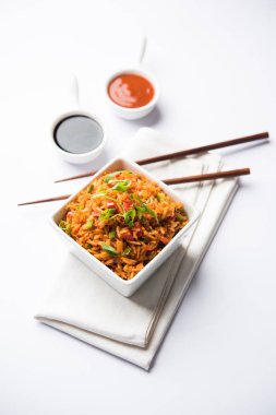 Schezwan Fried Rice Masala, bir tabak veya kase çubuklarla servis popüler bir Hint-Çin besindir. seçici odak
