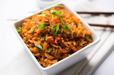 Schezwan Fried Rice Masala, bir tabak veya kase çubuklarla servis popüler bir Hint-Çin besindir. seçici odak