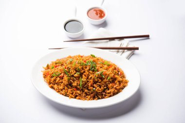 Schezwan Fried Rice Masala, bir tabak veya kase çubuklarla servis popüler bir Hint-Çin besindir. seçici odak