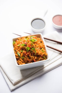 Schezwan Fried Rice Masala, bir tabak veya kase çubuklarla servis popüler bir Hint-Çin besindir. seçici odak