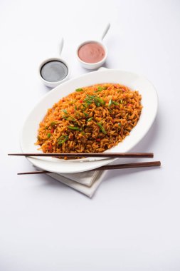 Schezwan Fried Rice Masala, bir tabak veya kase çubuklarla servis popüler bir Hint-Çin besindir. seçici odak