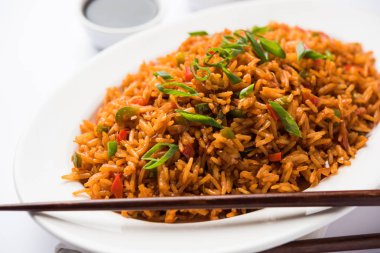 Schezwan Fried Rice Masala, bir tabak veya kase çubuklarla servis popüler bir Hint-Çin besindir. seçici odak
