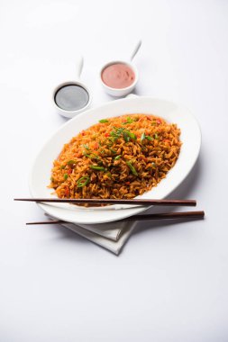 Schezwan Fried Rice Masala, bir tabak veya kase çubuklarla servis popüler bir Hint-Çin besindir. seçici odak