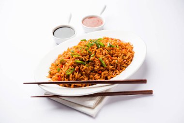 Schezwan Fried Rice Masala, bir tabak veya kase çubuklarla servis popüler bir Hint-Çin besindir. seçici odak