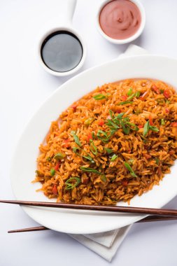 Schezwan Fried Rice Masala, bir tabak veya kase çubuklarla servis popüler bir Hint-Çin besindir. seçici odak