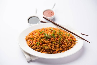 Schezwan Fried Rice Masala, bir tabak veya kase çubuklarla servis popüler bir Hint-Çin besindir. seçici odak