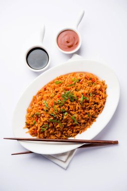 Schezwan Fried Rice Masala, bir tabak veya kase çubuklarla servis popüler bir Hint-Çin besindir. seçici odak