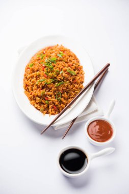 Schezwan Fried Rice Masala, bir tabak veya kase çubuklarla servis popüler bir Hint-Çin besindir. seçici odak