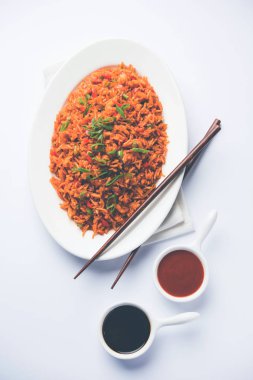 Schezwan Fried Rice Masala, bir tabak veya kase çubuklarla servis popüler bir Hint-Çin besindir. seçici odak