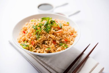 Schezwan Fried Rice Masala, bir tabak veya kase çubuklarla servis popüler bir Hint-Çin besindir. seçici odak